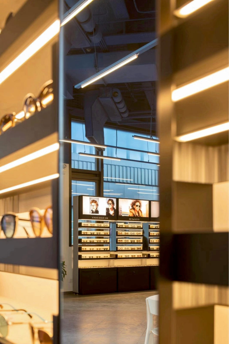 12_LUXOTTICA-showroom-Beijing-Lapis-Bureau-13-detail-mirror-780x1170.jpg