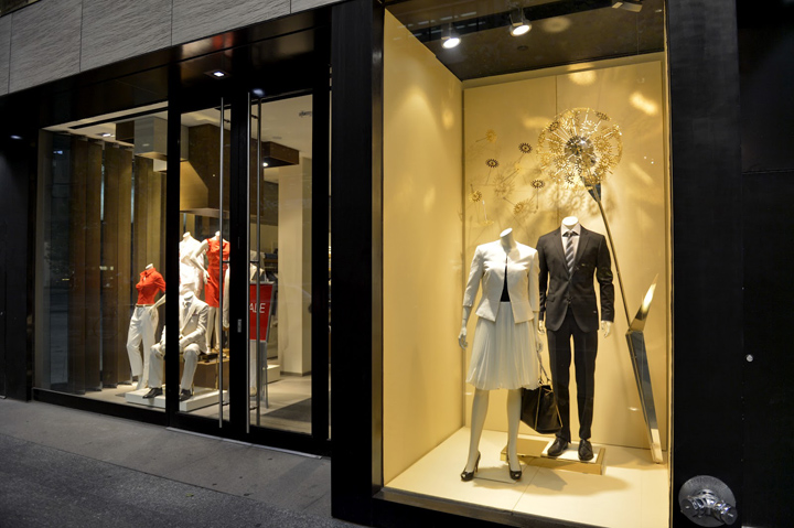 9_Hugo-Boss-window-displays-2012-Summer-Toronto.jpg