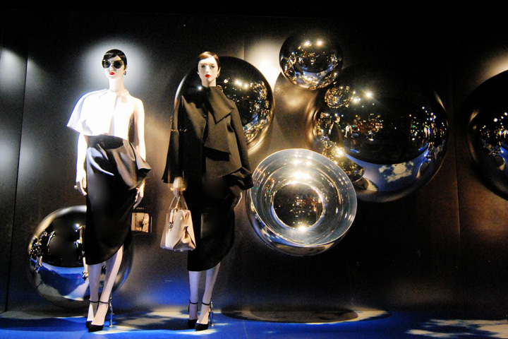 7_Dior-mirror-windows-at-Avenue-Montaigne-Paris-France.jpg