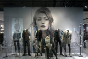 6_Guess-White-Christmas-windows-Jakarta-300x200.jpg