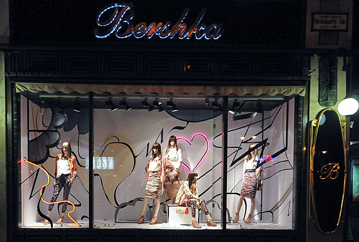 16_Bershka-window-displays-Summer-2012-Budapest-04.jpg