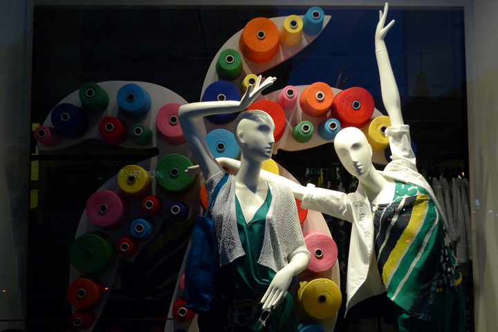 12_United-colors-of-Benetton-windows-Paris-02.jpg