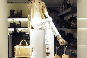 6_Burberry-window-displays-Summer-2012-Budapest-300x200.jpg