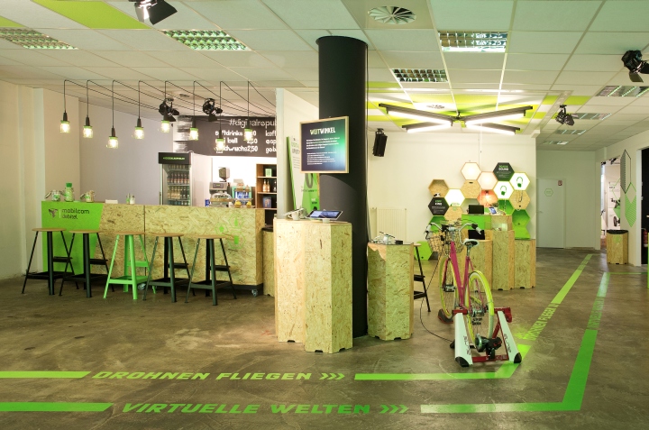 28_mobilcom-debitel-pop-up-store-by-Preussisch-Portugal-Hamburg-Germany-05.jpg