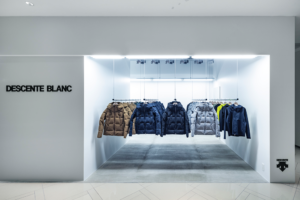 0_DESCENTE-BLANC-store-by-Schemata-01-300x200.png