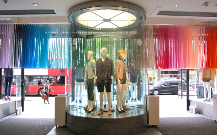 16_UNIQLO-spring-windows-and-in-store-displays-2014-by-Elemental-Design-London-04.jpg