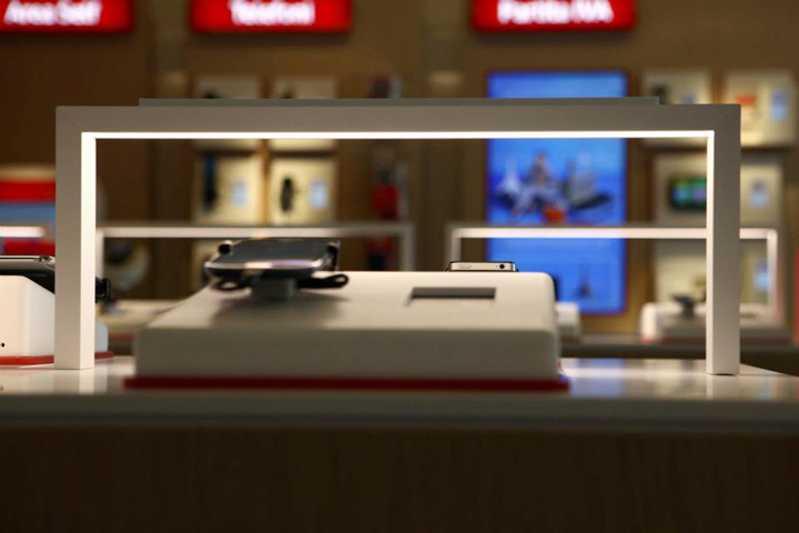 24_Vodafone-concept-store-by-iarchitects-Italy-13.jpg