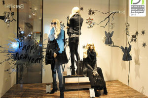 8_Stradivarius-Christmas-windows-2012-Budapest-300x200.jpg